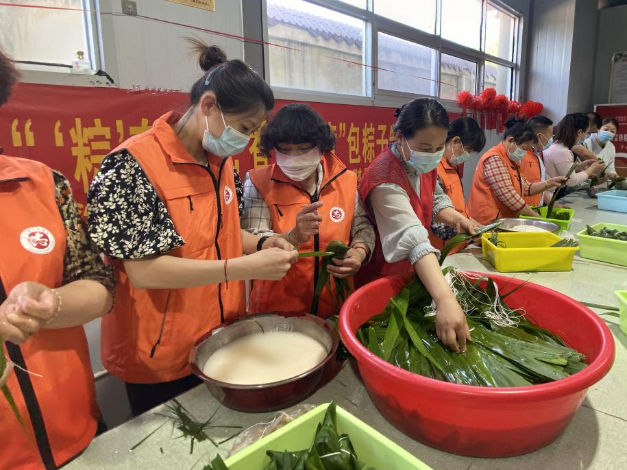 青口供電所黨支部聯(lián)合生產(chǎn)生活服務(wù)中心分會、黃沙坨社區(qū)，共同舉辦“悠悠艾草香 濃濃端午情”系列活動。.png